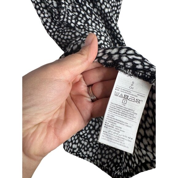 Old Navy Womens Sleeveless Black & White Print Keyhole Tank Top S - Picture 3 of 5